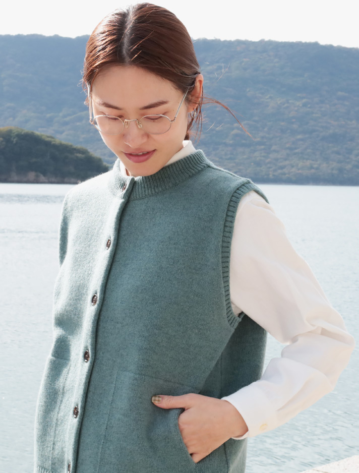 ウールニット前あきクルーネックポケット付きベスト