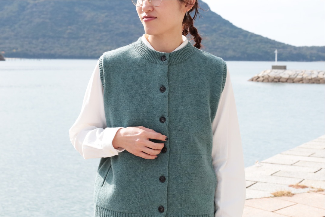ウールニット前あきクルーネックポケット付きベスト