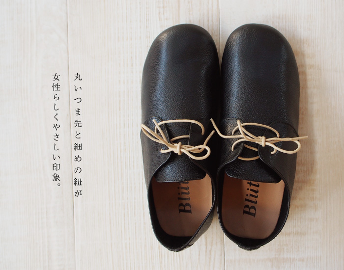 丸いつま先と細めの紐が女性らしく優しい印象。