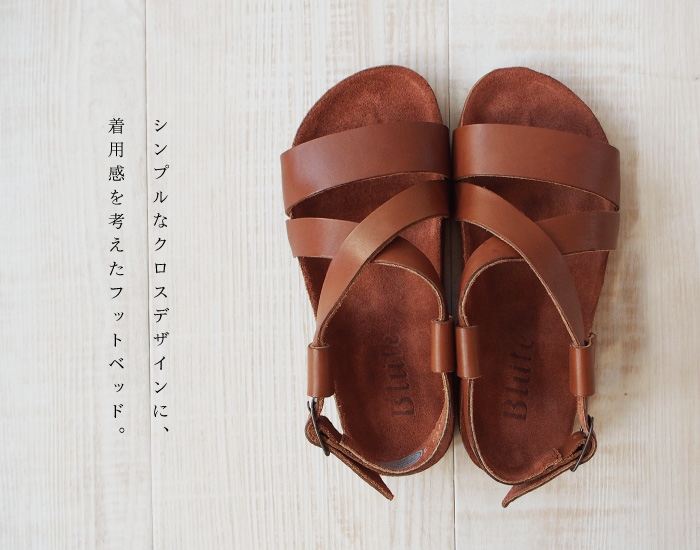 シンプルなクロスデザインに、着用感を考えたフットベッド。