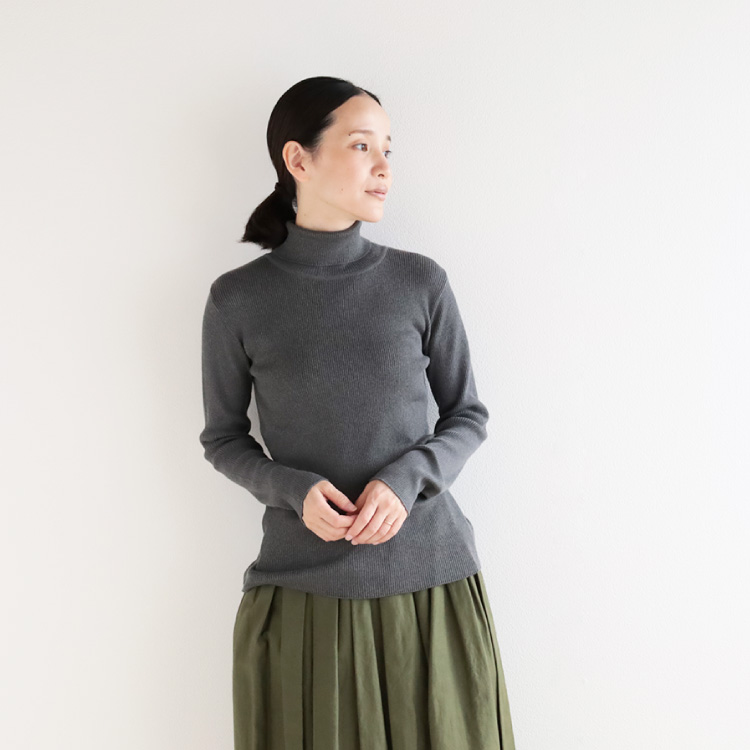 チャコールグレー