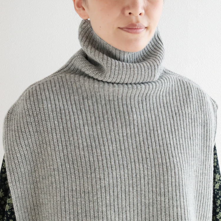 正面から見た肩回り・首元