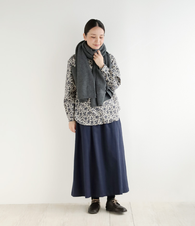 首に巻いたコーデ