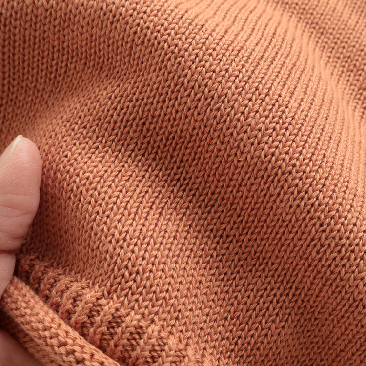 生地アップ 手に持ったところ ベージュ