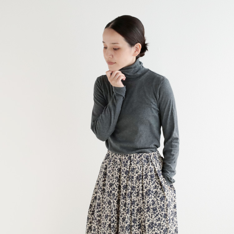 チャコールグレー