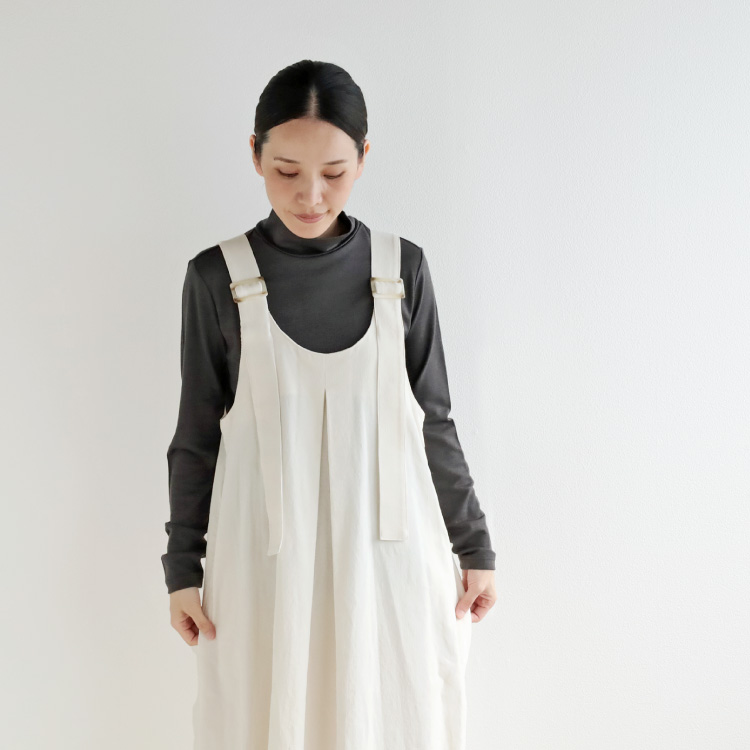 チャコールグレー