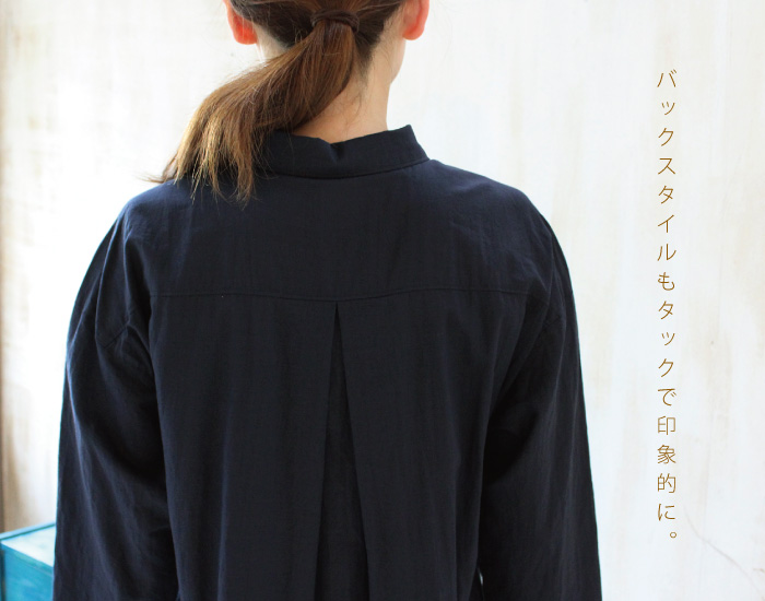 バックスタイルもタックで印象的に。