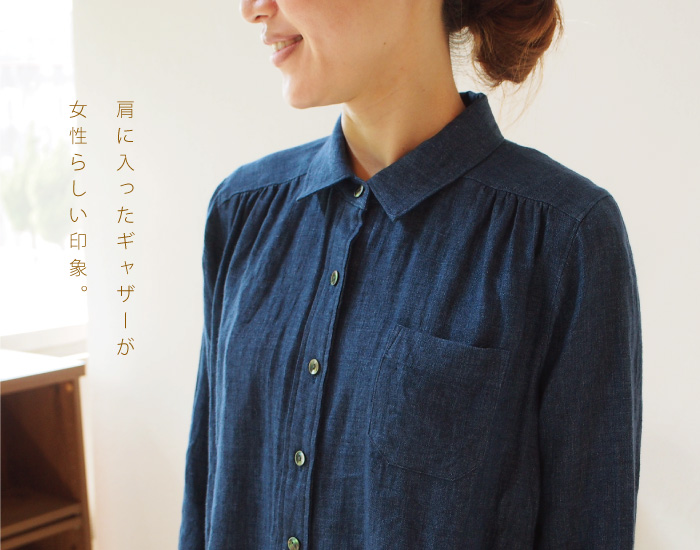 肩に入ったギャザーが女性らしい印象。