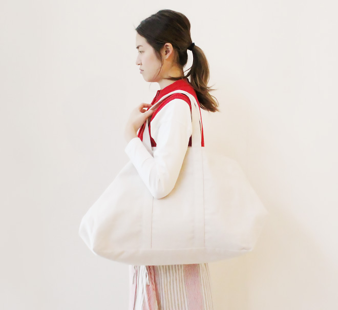 手提げひもは肩掛けもできる長さです