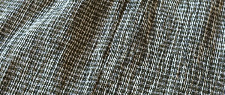 カーキ
