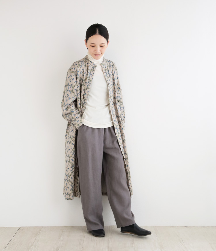 チャコールグレー