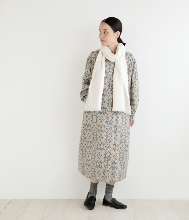 首に巻いたコーデ全身