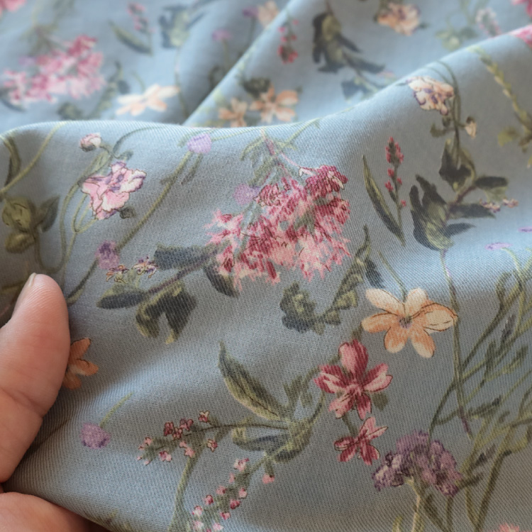 生地アップ 手で持ったところ