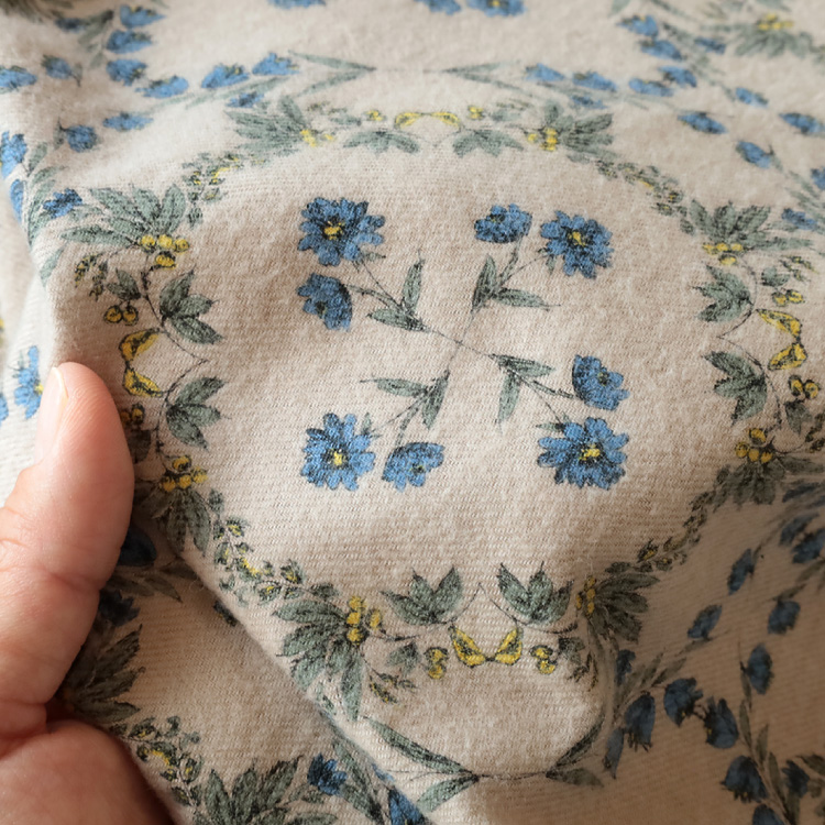 生地アップ 手で持ったところ