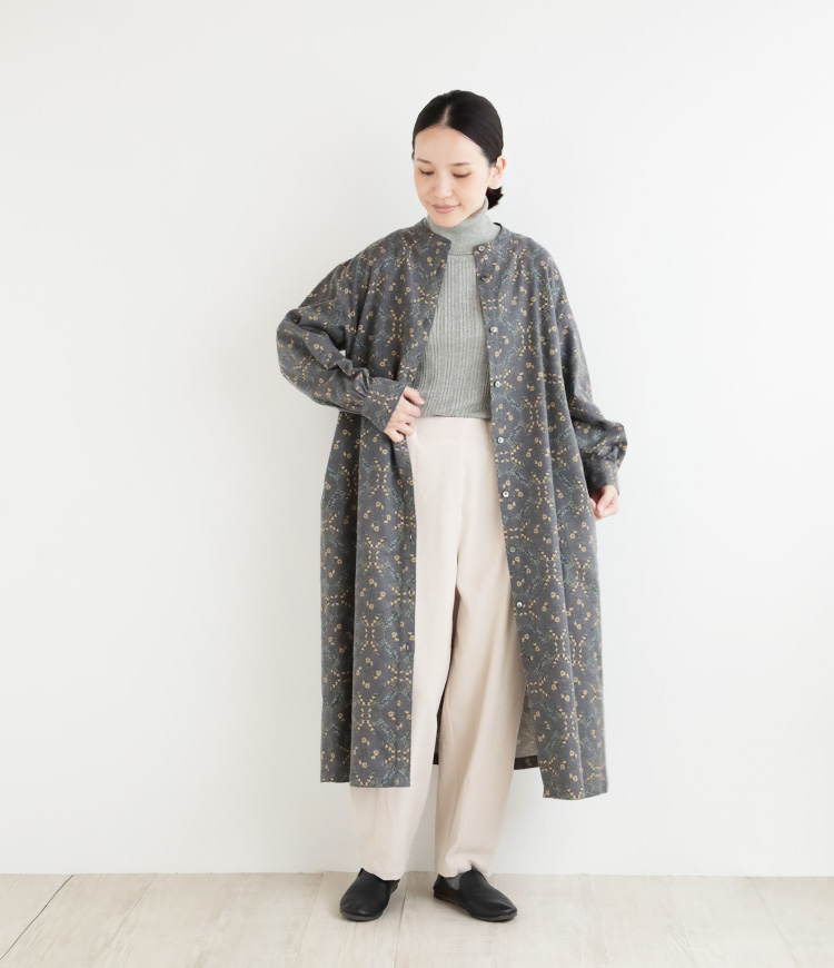 チャコールグレー