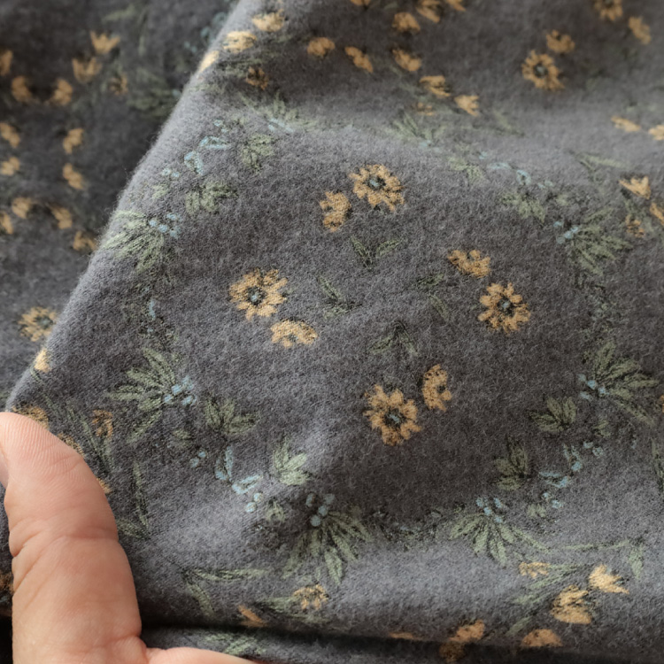 生地アップ 手で持ったところ