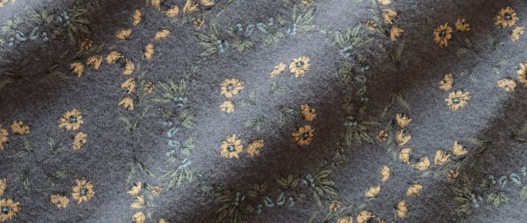 チャコールグレー