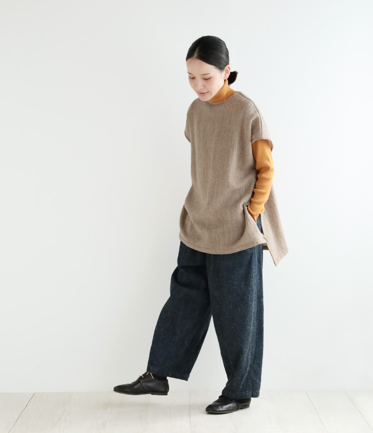 タートルとパンツを合わせたコーデ