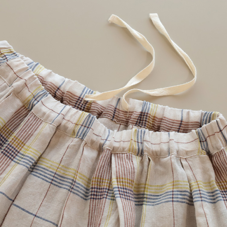 ウエスト内側　リボンで調節可能