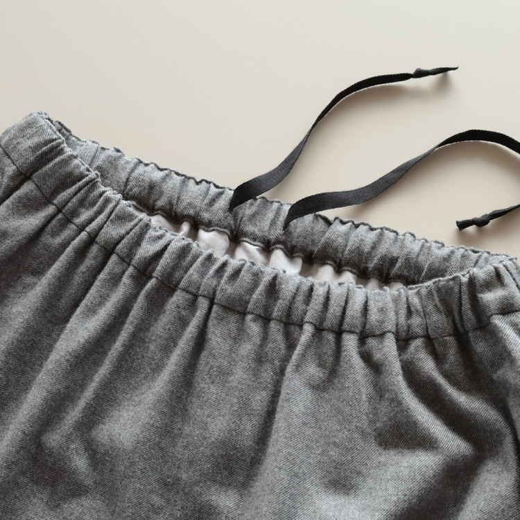 ウエスト　リボン調節可能