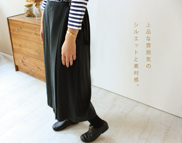 上品な雰囲気のシルエットと素材感。