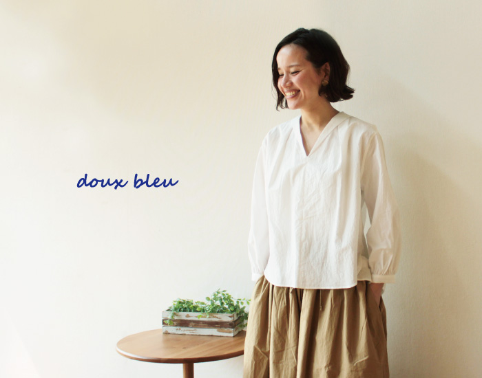 doux bleu タイプライターVネックブラウス