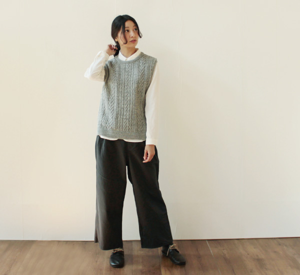 YARRAポケットタックパンツ グレー着用全身