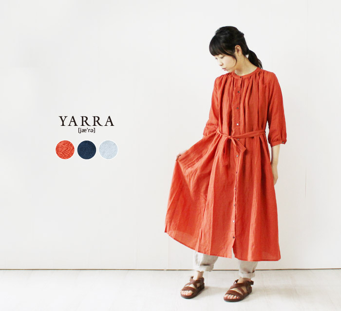 YARRA ギャザーノーカラーシャツワンピース着用